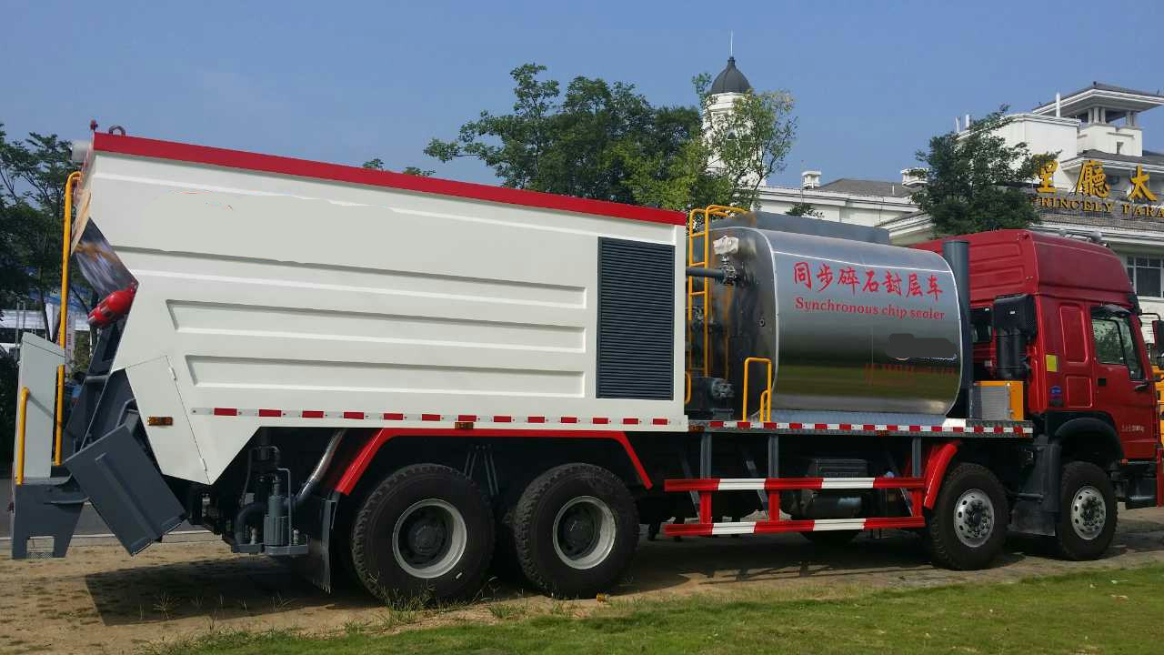 ISUZU bitumen tanker synchronous chip sealer truck