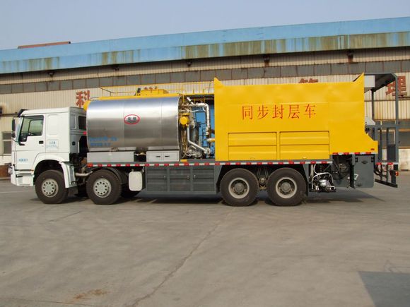 ISUZU bitumen tanker synchronous chip sealer truck