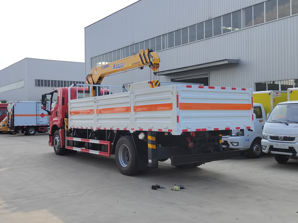 ISUZU GIGA FTR FVR 4HK1-TCG60 cargo truck with XCMG SQS 125 boom crane