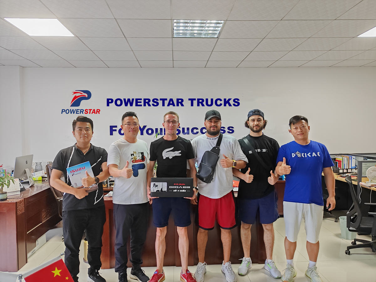 Khách hàng đến POWERSTAR đặt mua xe tải ISUZU