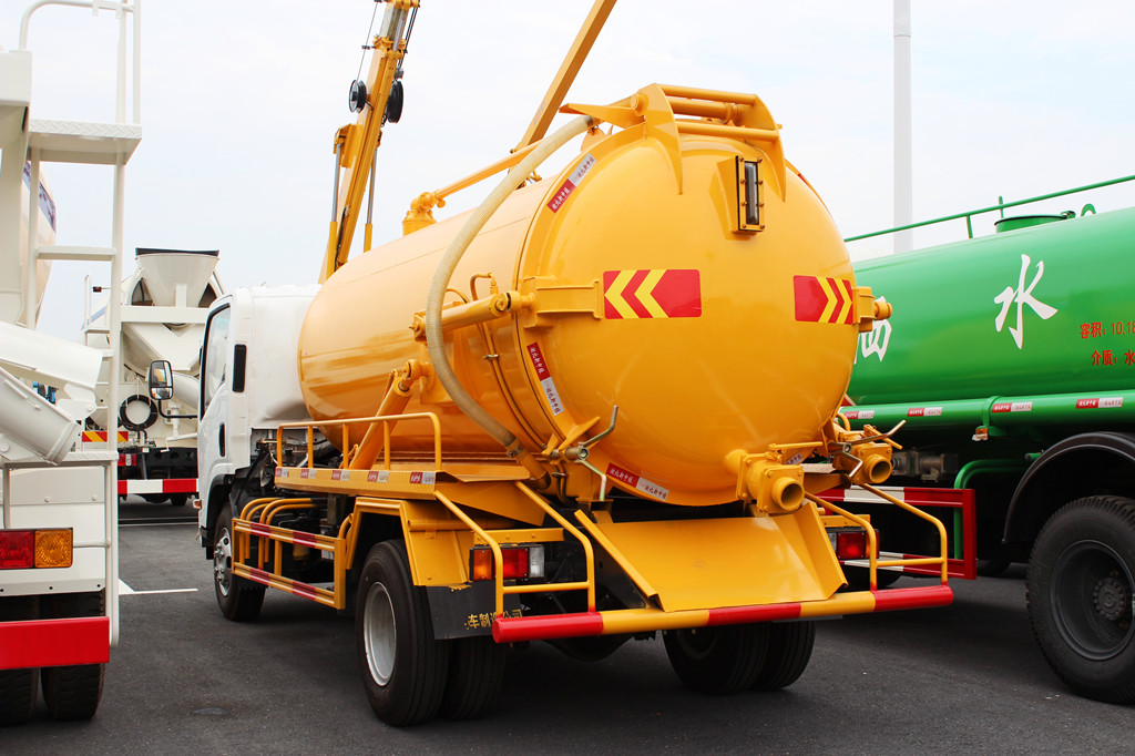 Isuzu vacuum pump cleaning truck