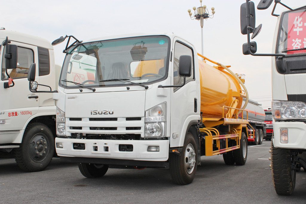 Isuzu vacuum pump cleaning truck