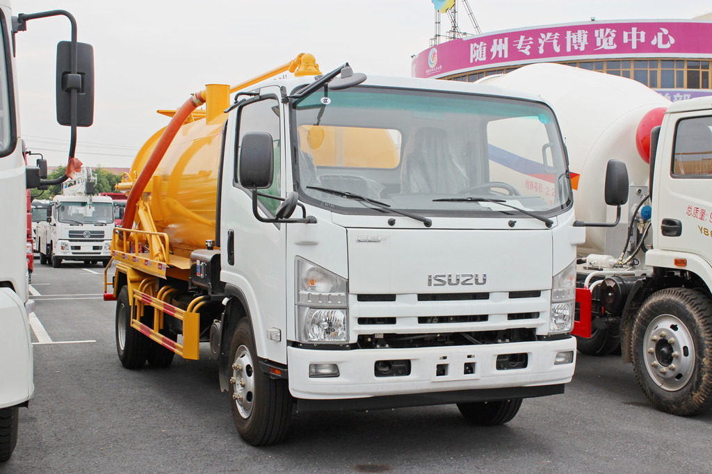 Isuzu vacuum pump cleaning truck