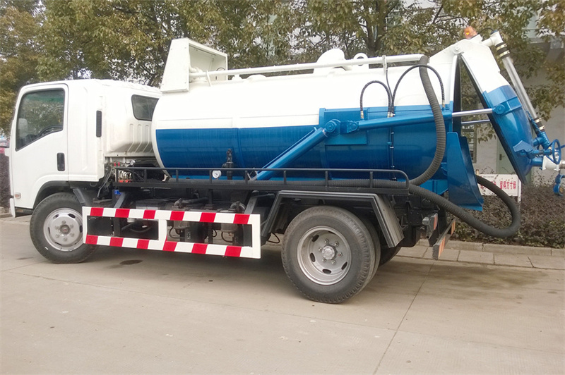 Isuzu NPR vacuum suction truck