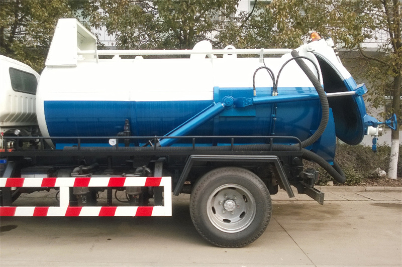 Isuzu NPR vacuum suction truck