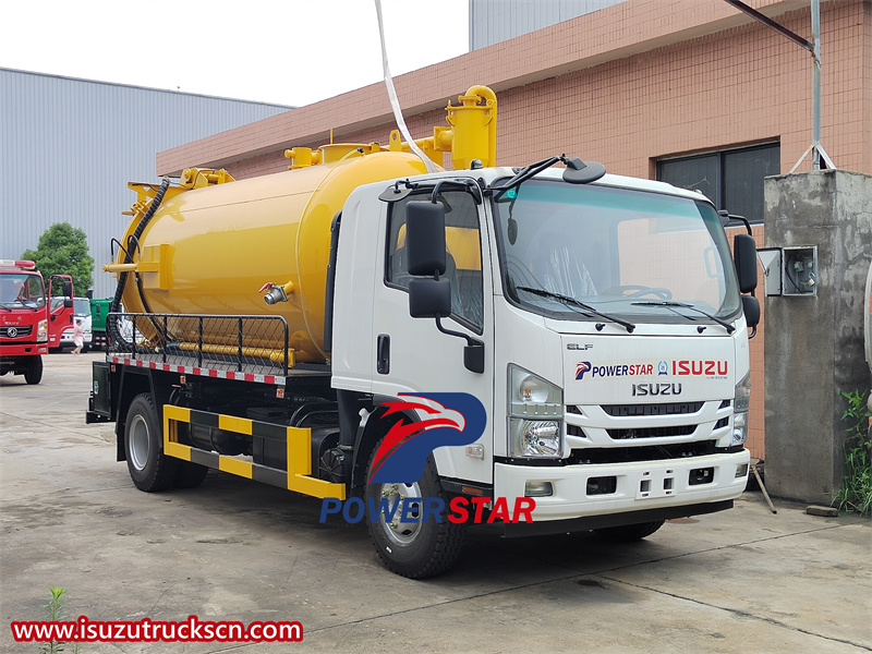 Isuzu 700P septic tank pumper truck