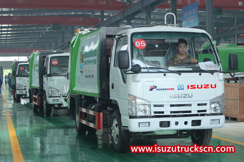 10 chiếc xe ép rác ISUZU 4x2 được đưa vào container 40 HQ
    