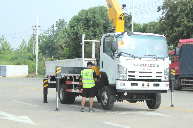 Xe xúc lật Isuzu NPR 4X4 có cần cẩu Campuchia
    