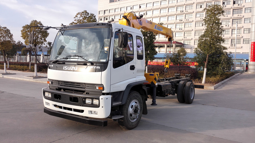 Cần bán cần cẩu bằng kính thiên văn 5 tấn với cần cẩu gắn trên xe tải ISUZU FTR
    