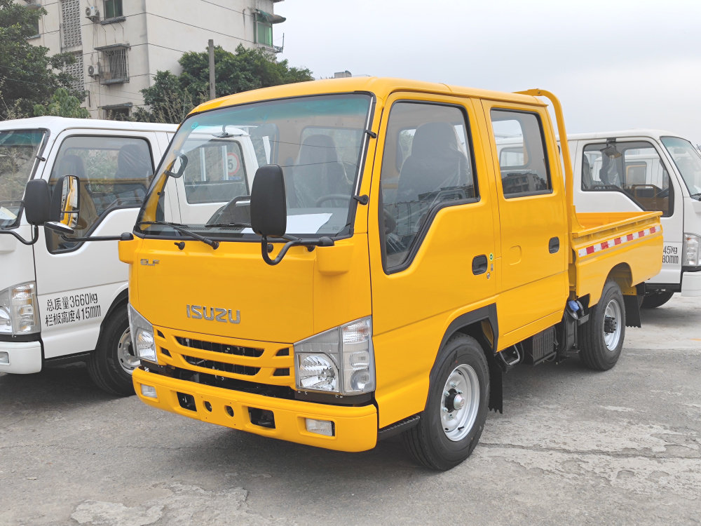 Xe tải chở hàng nhẹ hàng rào đôi Isuzu ELF mới trong kho
    