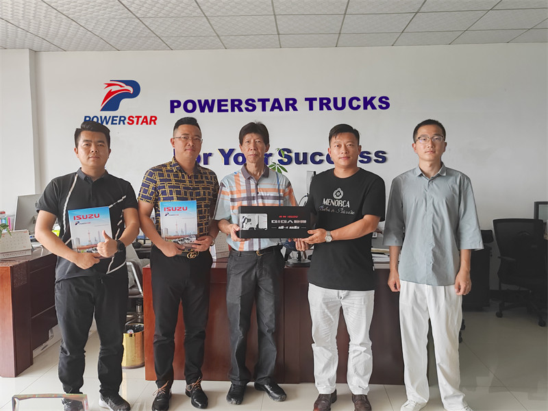 Khách hàng Đông Nam Á đến thăm POWERSTAR để mua xe cẩu ISUZU
    